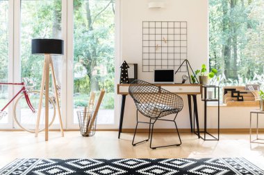 Elmas sandalye yastık ile