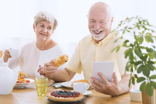 Lachende oudere man met tablet — Stockfoto