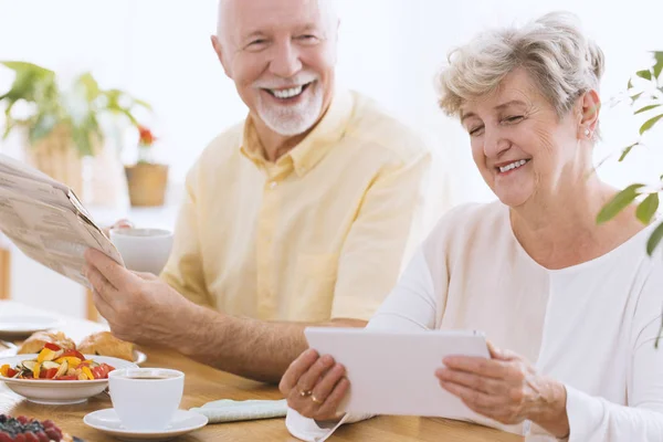 Lycklig senior kvinna med tablett — Stockfoto