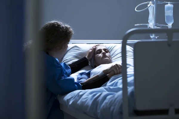걱정된 간병인 지원 죽어가는 여자 — 스톡 사진