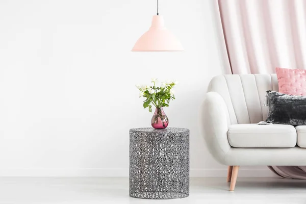 Side table with bouquet — Stock Photo, Image