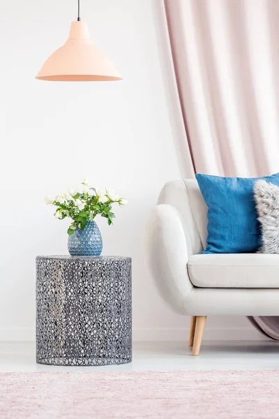 Living room with side table — Stock Photo, Image