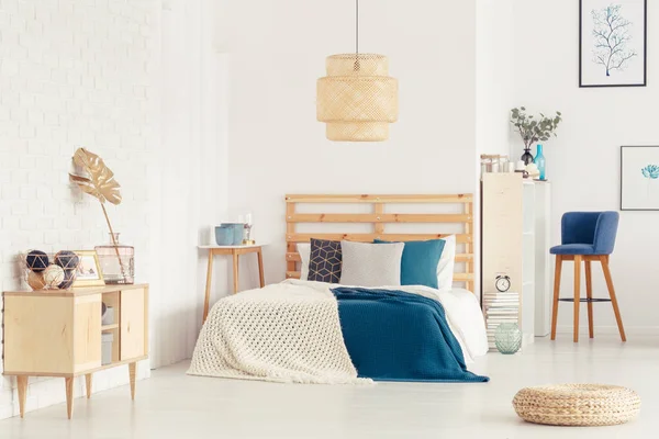 Mavi yatak odası iç kabarık ile — Stok fotoğraf