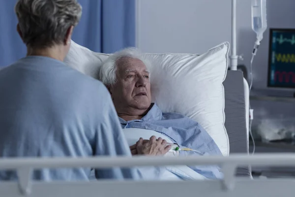 Alzheimer와 아픈 수석 남자 — 스톡 사진