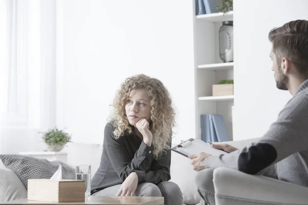 Donna triste con problemi di ansia — Foto Stock