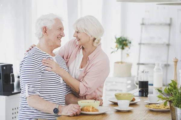 Sorrindo mulher idosa abraçando marido — Fotografia de Stock