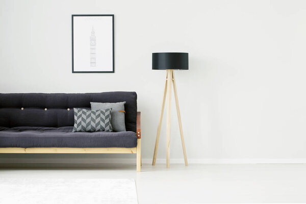 Пустая стена в гостиной
