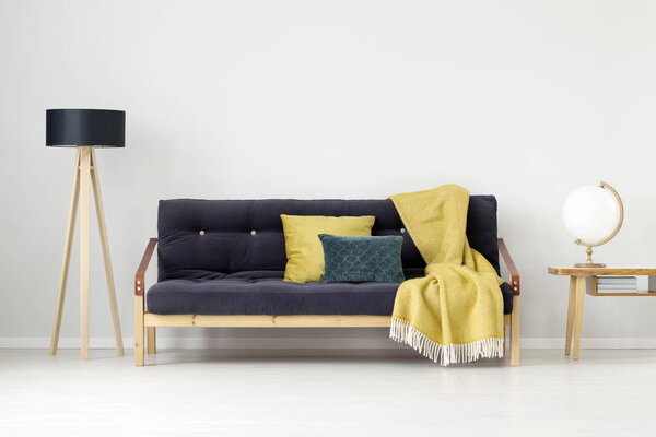 Желтое одеяло рядом с лампой
