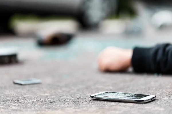 Trasig telefon på gatan — Stockfoto