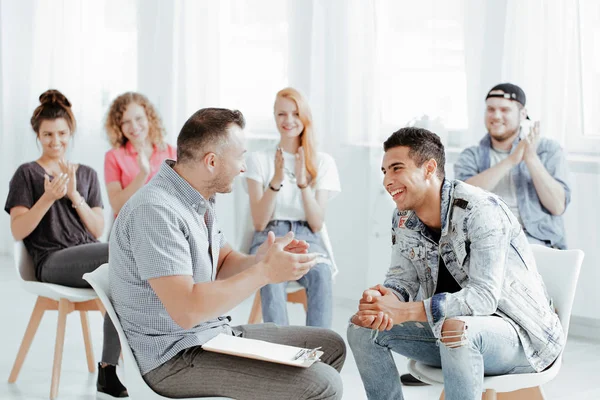 Psicólogo y pacientes riendo — Foto de Stock