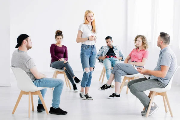 Teenager steht in der Mitte — Stockfoto