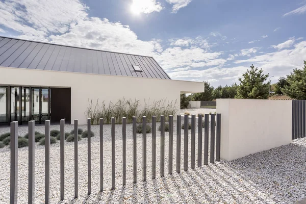 広々 とした白い家のフェンス — ストック写真