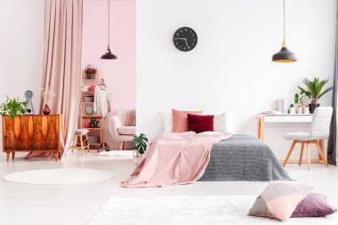 Pastel perde ile ferah yatak odası