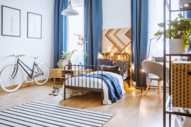 Rahat yatak odasında mavi perdeler