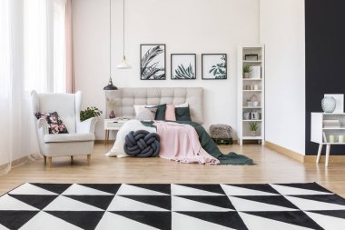 Yatak odasında halı