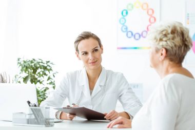 Gülümseyen diyetisyen tıp tarihi dersi