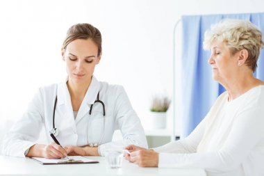 Doktor reçete yazma stetoskop ile