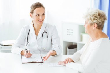 Steteskopla gülümseyen doktor.