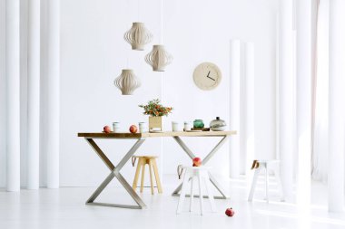 Nar meyve sandalyede