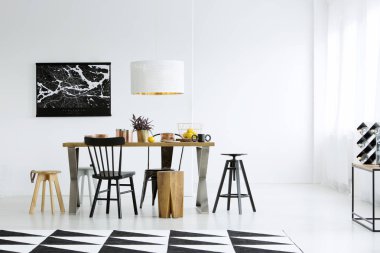 Siyah-beyaz yemek odası