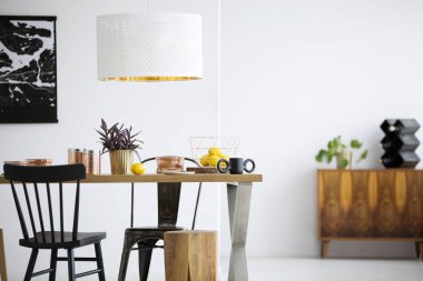 Yemek salonunda siyah sandalye