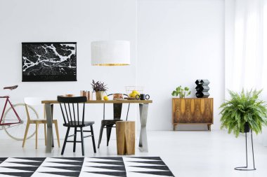 Tabloya göre farklı sandalye