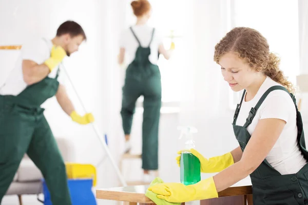 Especialista em limpeza usando detergente — Fotografia de Stock