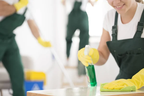 Nahaufnahme einer lächelnden Frau — Stockfoto