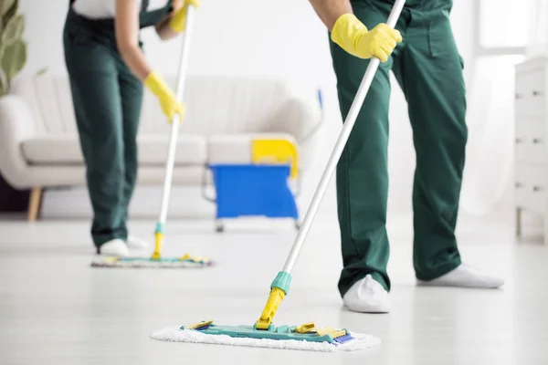 Equipe de limpeza limpando o chão — Fotografia de Stock
