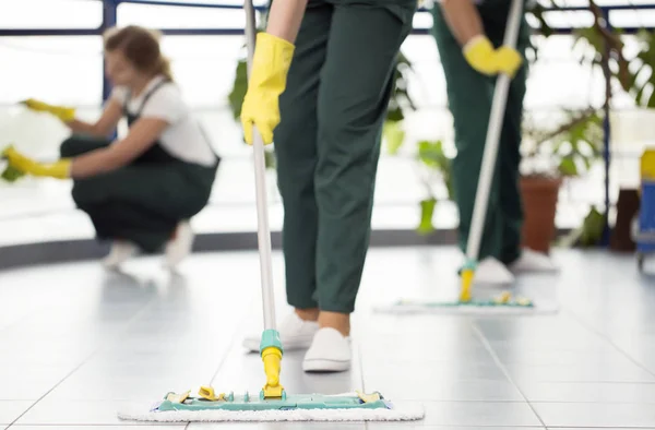 Orang membersihkan lantai. — Stok Foto