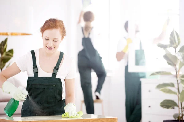 Frau versprüht Putzmittel — Stockfoto