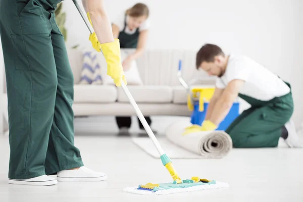 Limpieza del suelo con fregona — Foto de Stock