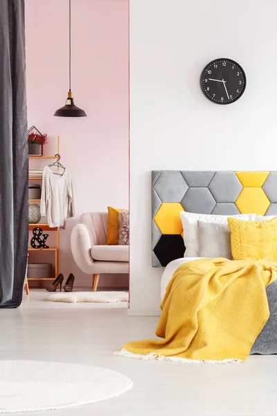 Sarı ve gri yatak odası iç — Stok fotoğraf