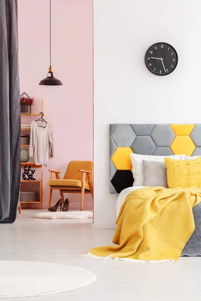 Sarı yatak odası iç saati ile — Stok fotoğraf