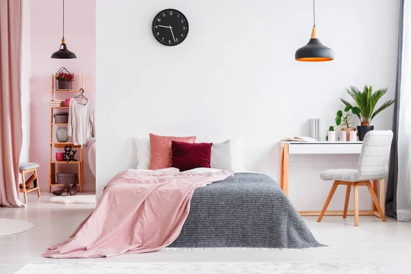 Camera da letto rosa interno con sedia — Foto Stock