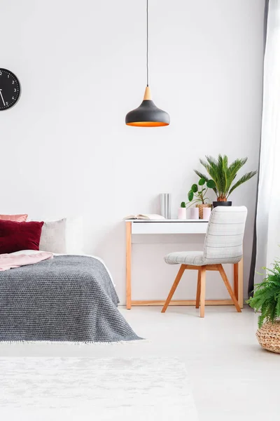 Interior kamar tidur terang dengan tanaman — Stok Foto