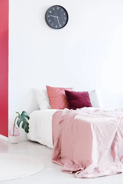 ピンクと白の寝室のインテリア — ストック写真