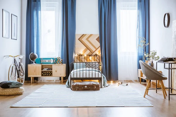 Mavi ferah yatak odası iç — Stok fotoğraf