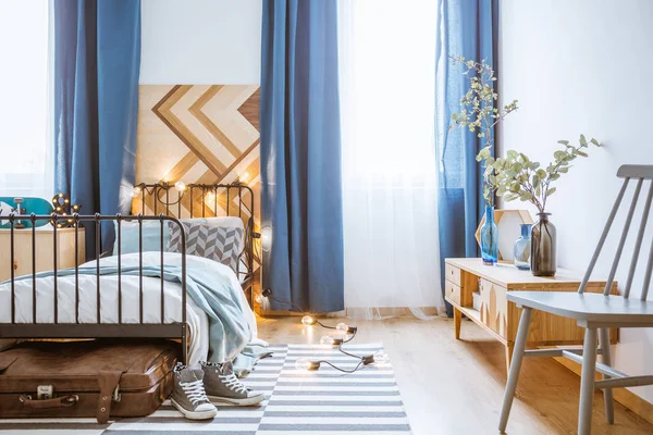 Intérieur de chambre bleue avec lumières — Photo