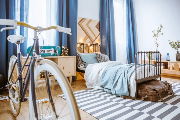 Fiets in blauwe slaapkamer interieur — Stockfoto