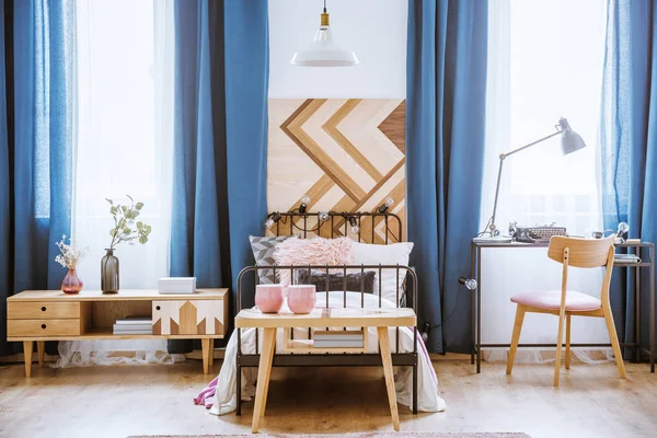 Holztisch im Kinderzimmer — Stockfoto