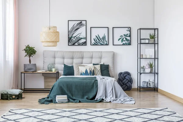 Moderne slaapkamer met tapijt — Stockfoto