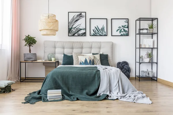 Кровать с одеялами — стоковое фото