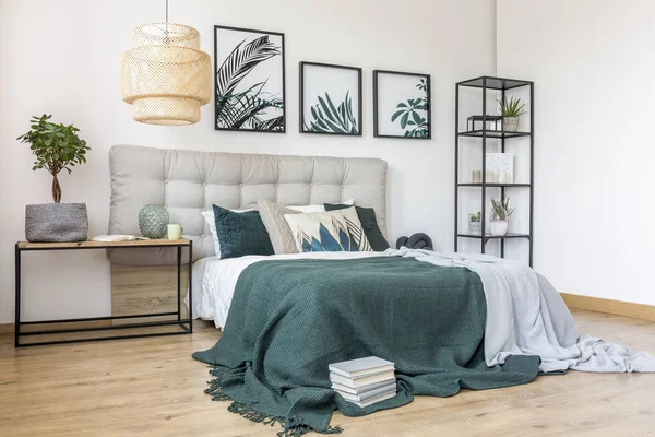 Groene en grijze slaapkamer interieur — Stockfoto