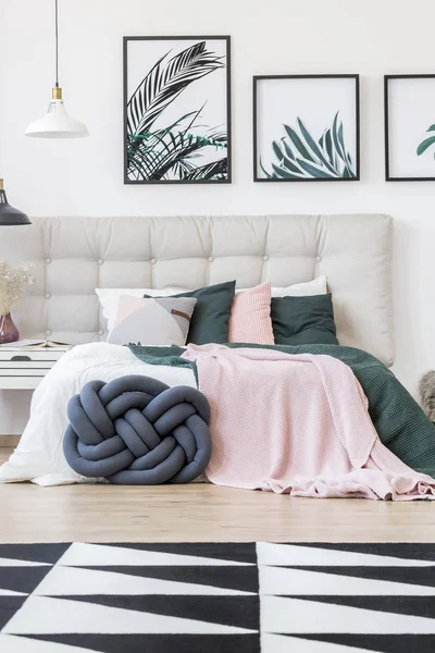 침대와 매듭 베개 — 스톡 사진
