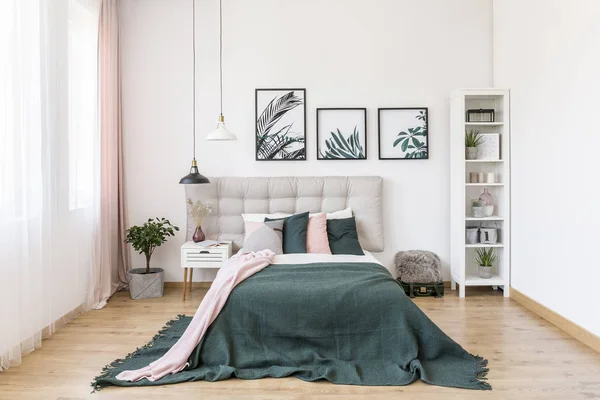 Kamar tidur modern dengan tempat tidur ganda — Stok Foto