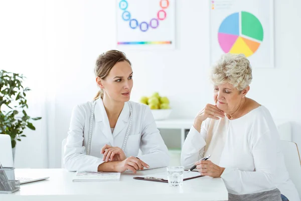 Dietician and patient with problems — Stock Photo, Image