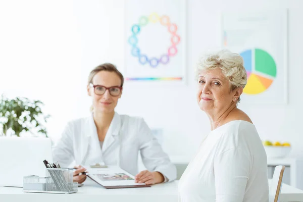 Professional nutritionist showing diet plan — Stock Photo, Image