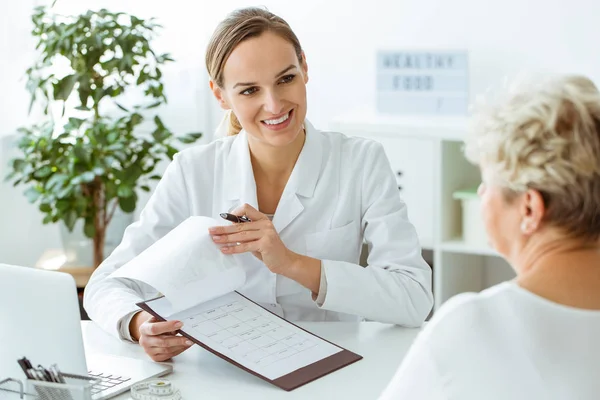 Lächelnder Arzt bei medizinischen Untersuchungen — Stockfoto