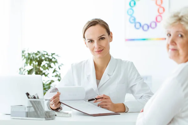 Professional dietician during nutrition consultation — Stock Photo, Image